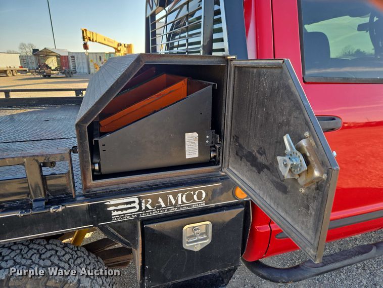 image for item ET1284 2006 Dodge Ram 3500 Ext. Cab flatbed pickup truck