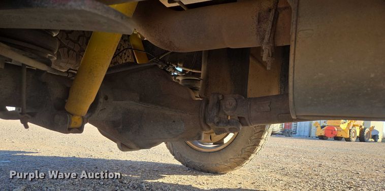 image for item ET1284 2006 Dodge Ram 3500 Ext. Cab flatbed pickup truck