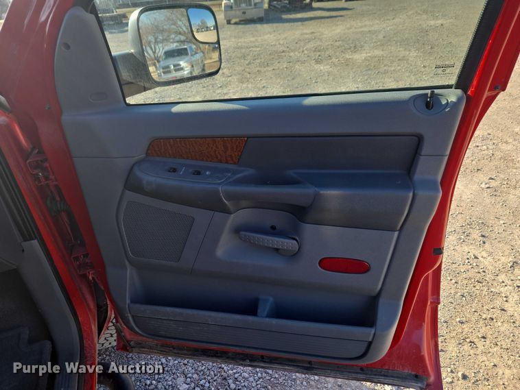 image for item ET1284 2006 Dodge Ram 3500 Ext. Cab flatbed pickup truck