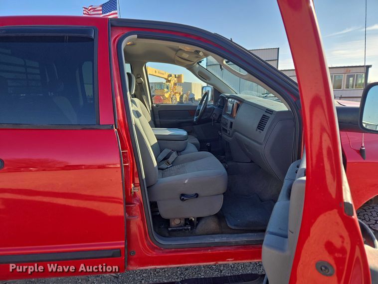 image for item ET1284 2006 Dodge Ram 3500 Ext. Cab flatbed pickup truck