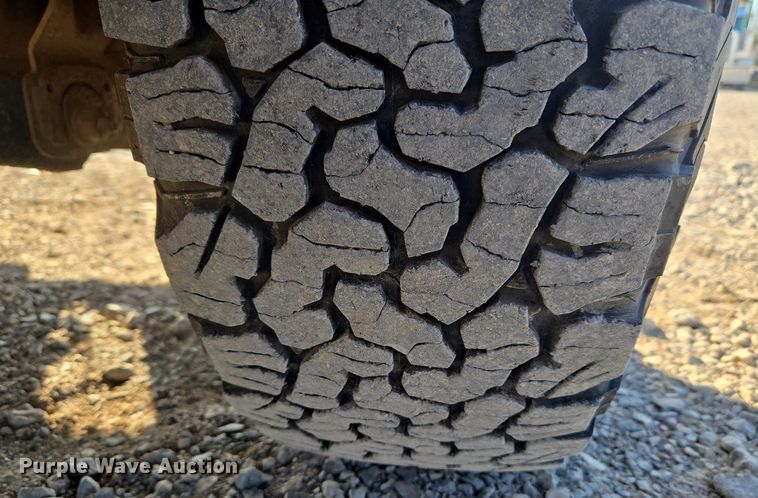 image for item ET1284 2006 Dodge Ram 3500 Ext. Cab flatbed pickup truck