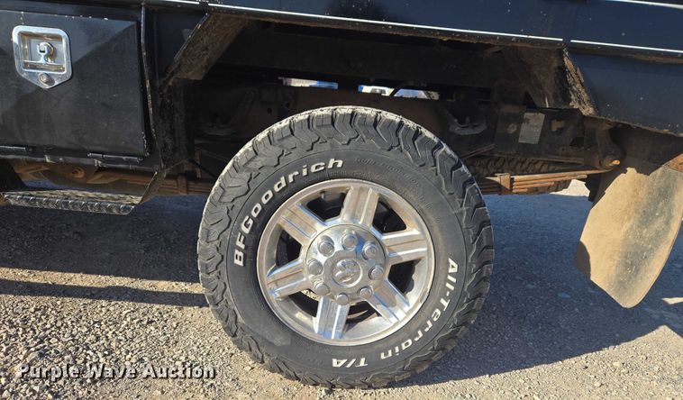 image for item ET1284 2006 Dodge Ram 3500 Ext. Cab flatbed pickup truck