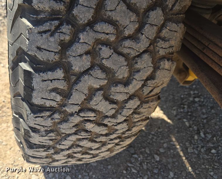 image for item ET1284 2006 Dodge Ram 3500 Ext. Cab flatbed pickup truck