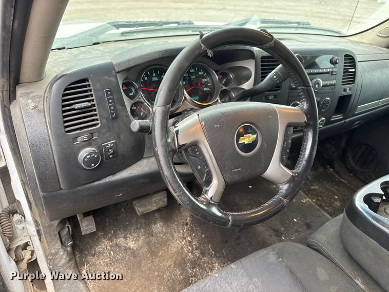 image for item ET4394 2011 Chevrolet Silverado 1500 Ext. Cab pickup truck