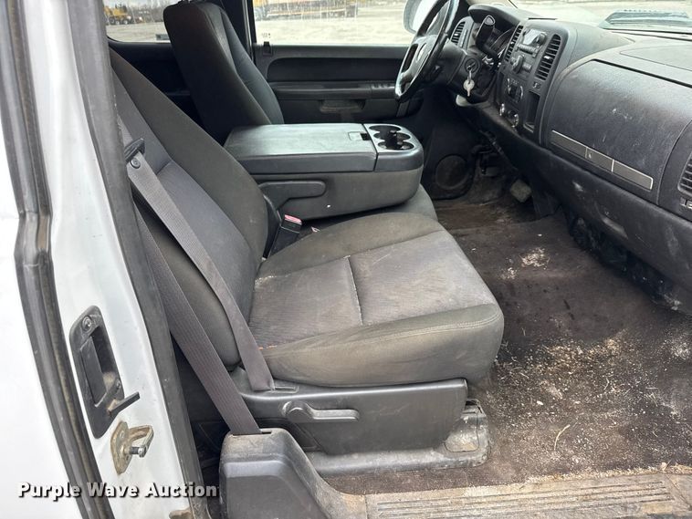 image for item ET4394 2011 Chevrolet Silverado 1500 Ext. Cab pickup truck