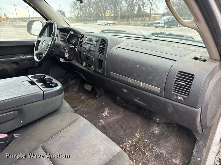 image for item ET4394 2011 Chevrolet Silverado 1500 Ext. Cab pickup truck