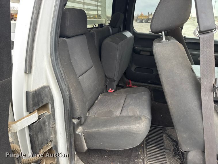 image for item ET4394 2011 Chevrolet Silverado 1500 Ext. Cab pickup truck