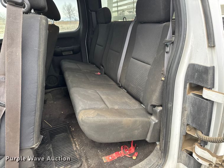 image for item ET4394 2011 Chevrolet Silverado 1500 Ext. Cab pickup truck