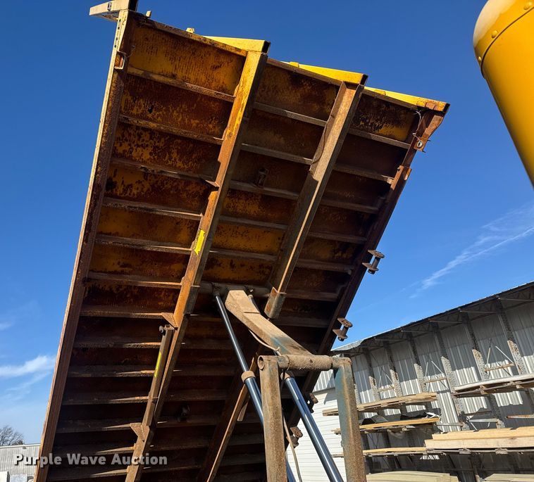 image for item ET4446 2004 Peterbilt 330 dump flatbed truck