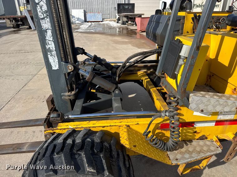 image for item ET4447 2004 Moffett M5500 forklift