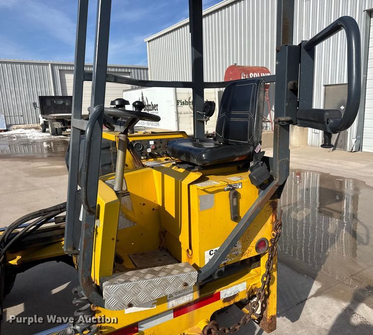 image for item ET4447 2004 Moffett M5500 forklift