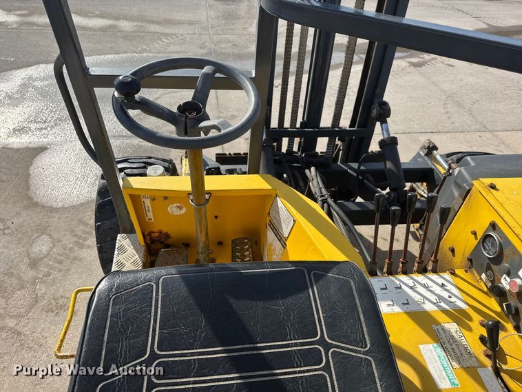 image for item ET4447 2004 Moffett M5500 forklift