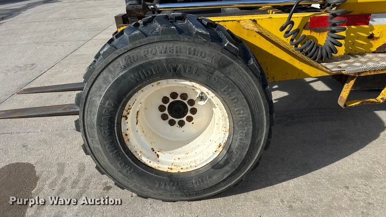 image for item ET4447 2004 Moffett M5500 forklift