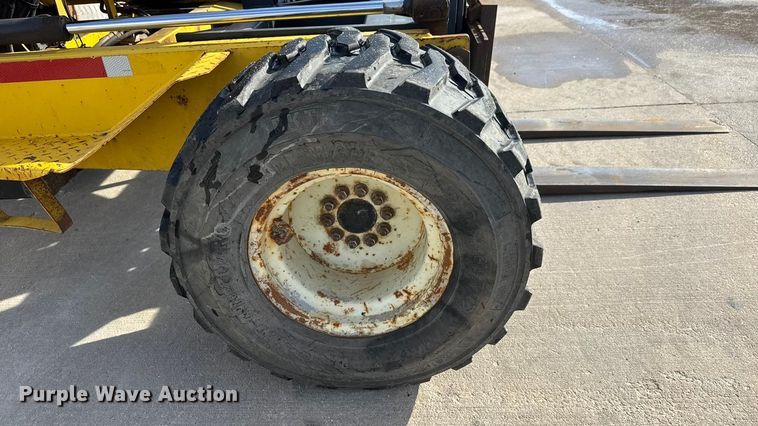 image for item ET4447 2004 Moffett M5500 forklift