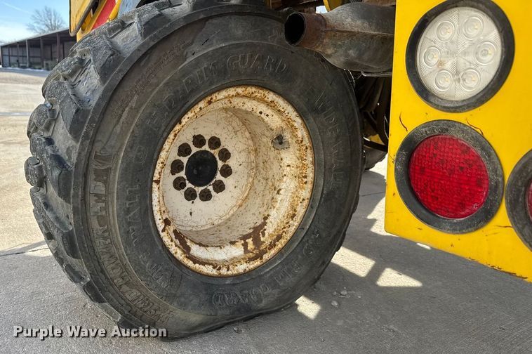 image for item ET4447 2004 Moffett M5500 forklift