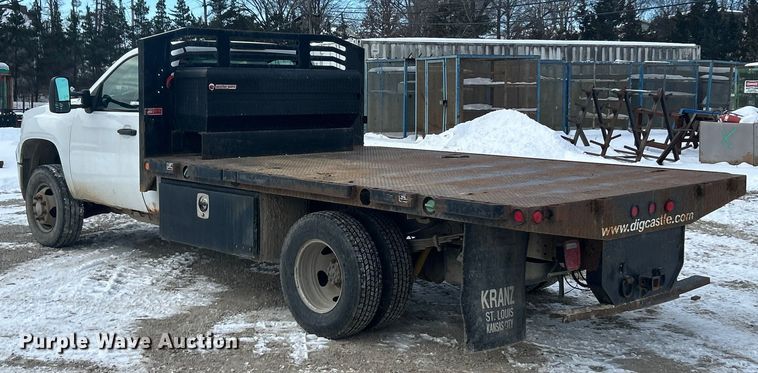 image for item ET6924 2012 GMC Sierra 3500 flatbed pickup truck