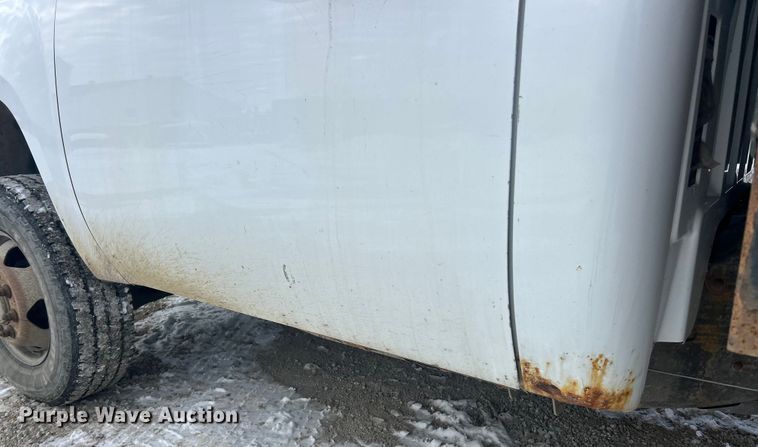 image for item ET6924 2012 GMC Sierra 3500 flatbed pickup truck