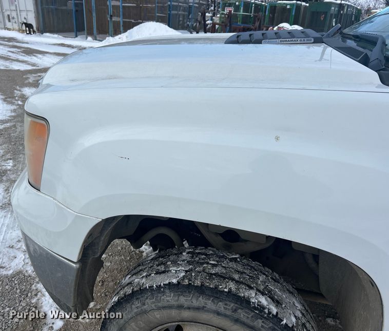 image for item ET6924 2012 GMC Sierra 3500 flatbed pickup truck