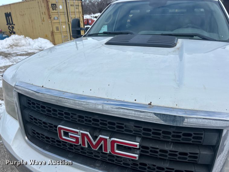 image for item ET6924 2012 GMC Sierra 3500 flatbed pickup truck