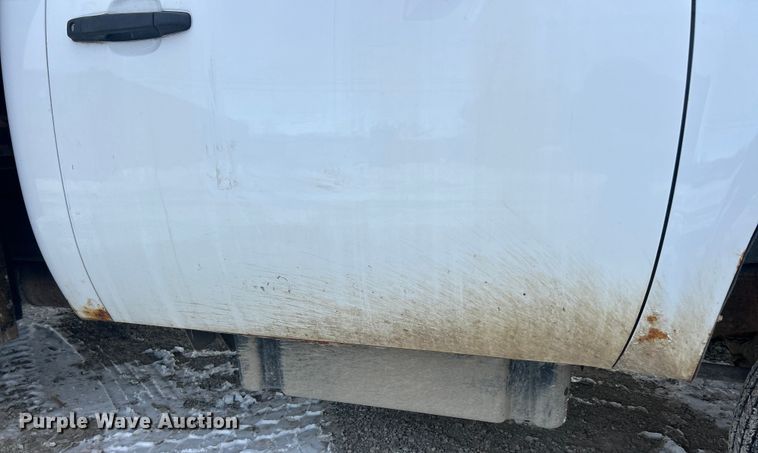 image for item ET6924 2012 GMC Sierra 3500 flatbed pickup truck