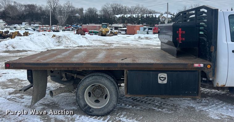 image for item ET6924 2012 GMC Sierra 3500 flatbed pickup truck