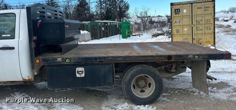 image for item ET6924 2012 GMC Sierra 3500 flatbed pickup truck