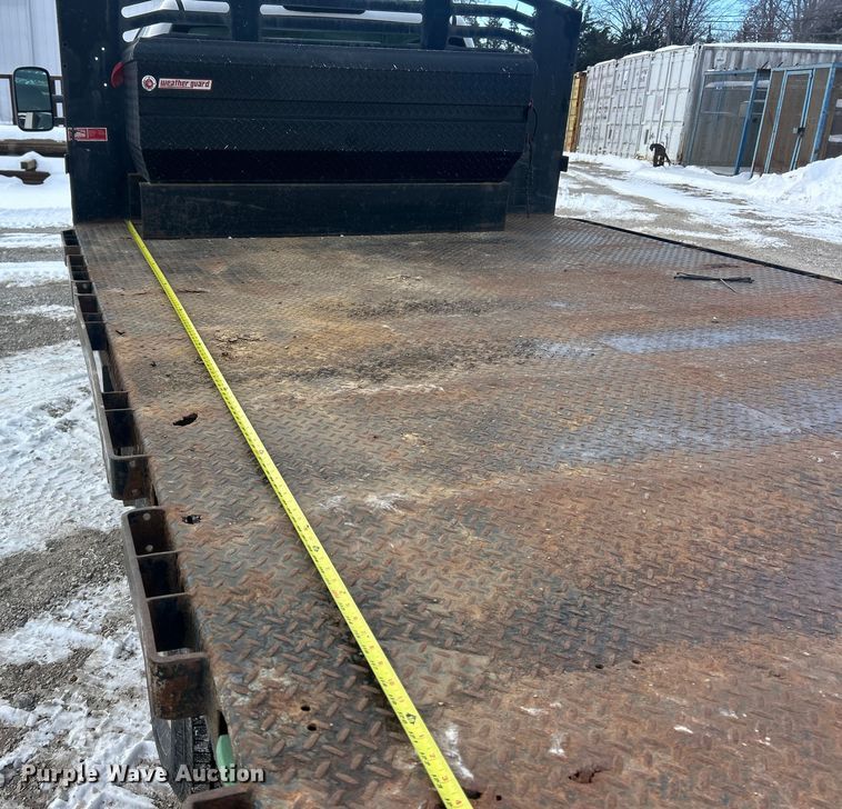 image for item ET6924 2012 GMC Sierra 3500 flatbed pickup truck