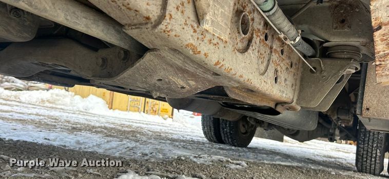 image for item ET6924 2012 GMC Sierra 3500 flatbed pickup truck