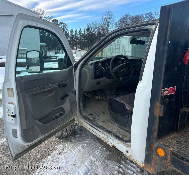 image for item ET6924 2012 GMC Sierra 3500 flatbed pickup truck