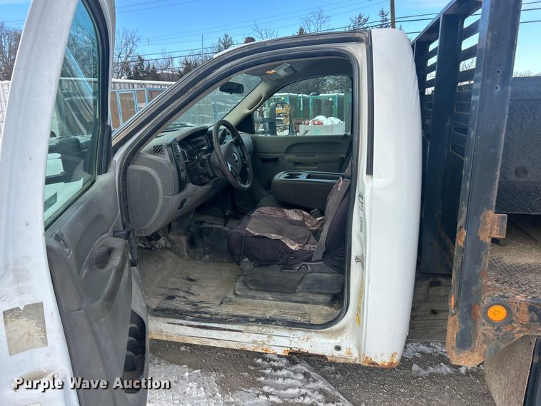 image for item ET6924 2012 GMC Sierra 3500 flatbed pickup truck