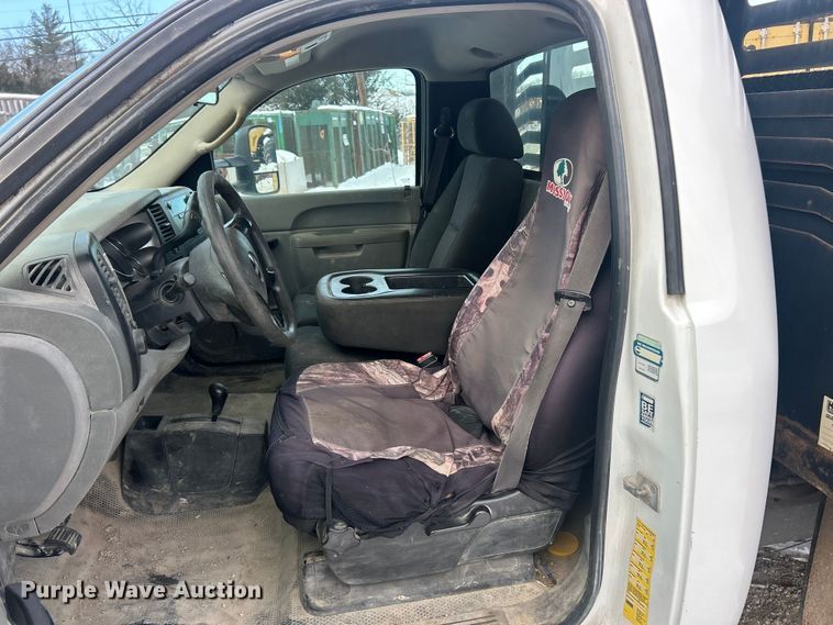 image for item ET6924 2012 GMC Sierra 3500 flatbed pickup truck