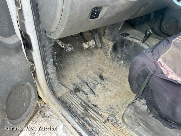 image for item ET6924 2012 GMC Sierra 3500 flatbed pickup truck