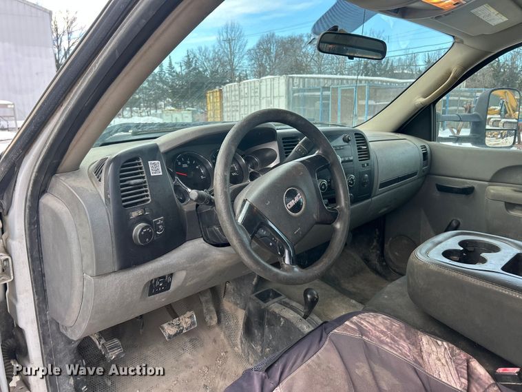 image for item ET6924 2012 GMC Sierra 3500 flatbed pickup truck