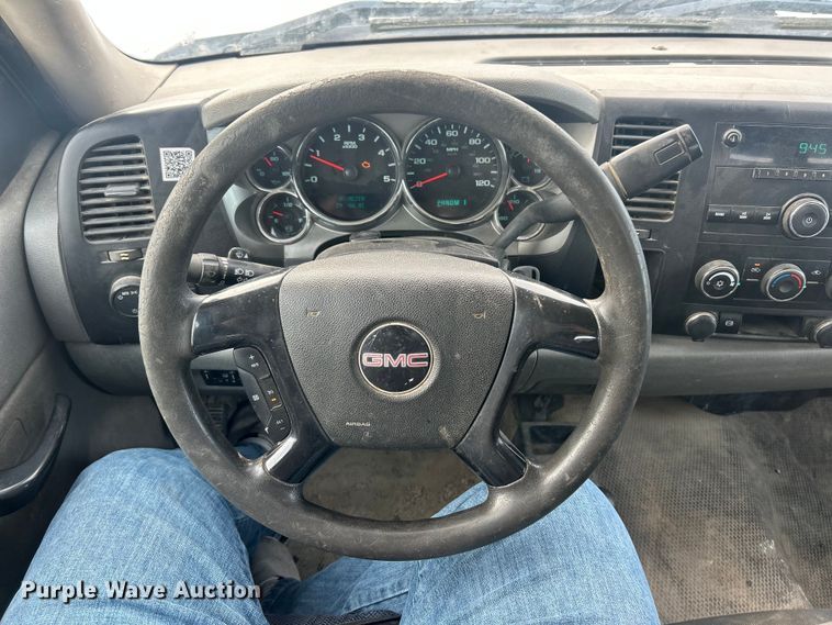 image for item ET6924 2012 GMC Sierra 3500 flatbed pickup truck