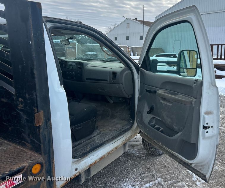 image for item ET6924 2012 GMC Sierra 3500 flatbed pickup truck