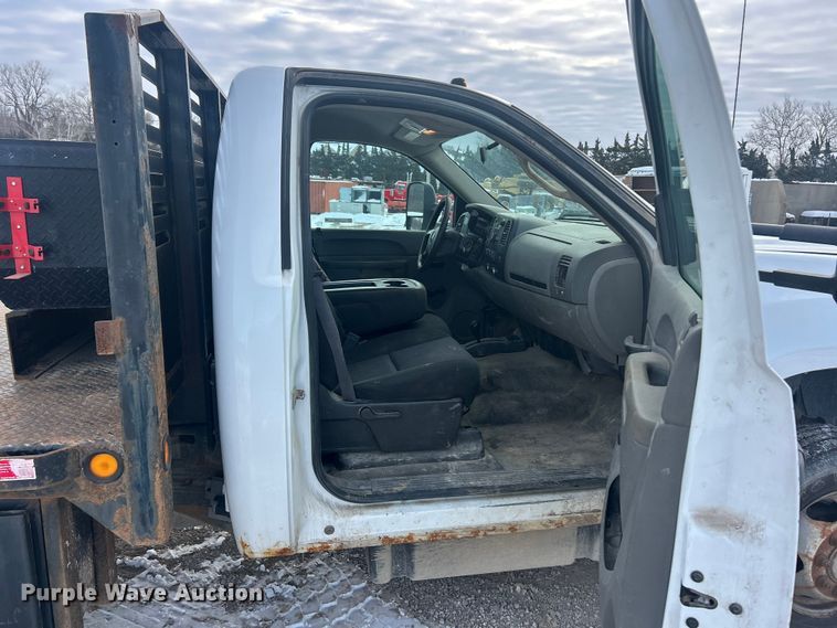 image for item ET6924 2012 GMC Sierra 3500 flatbed pickup truck