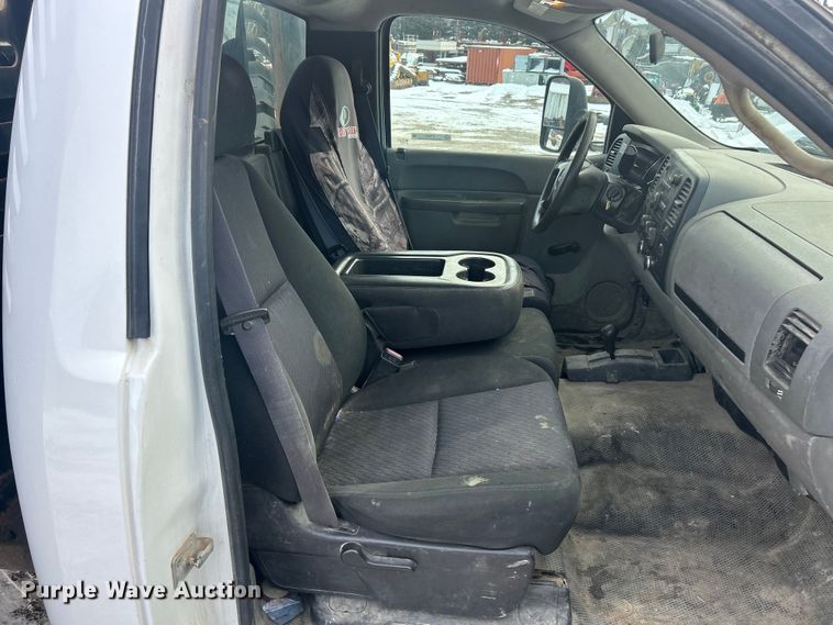 image for item ET6924 2012 GMC Sierra 3500 flatbed pickup truck