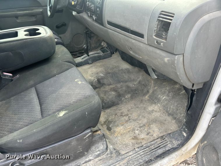 image for item ET6924 2012 GMC Sierra 3500 flatbed pickup truck