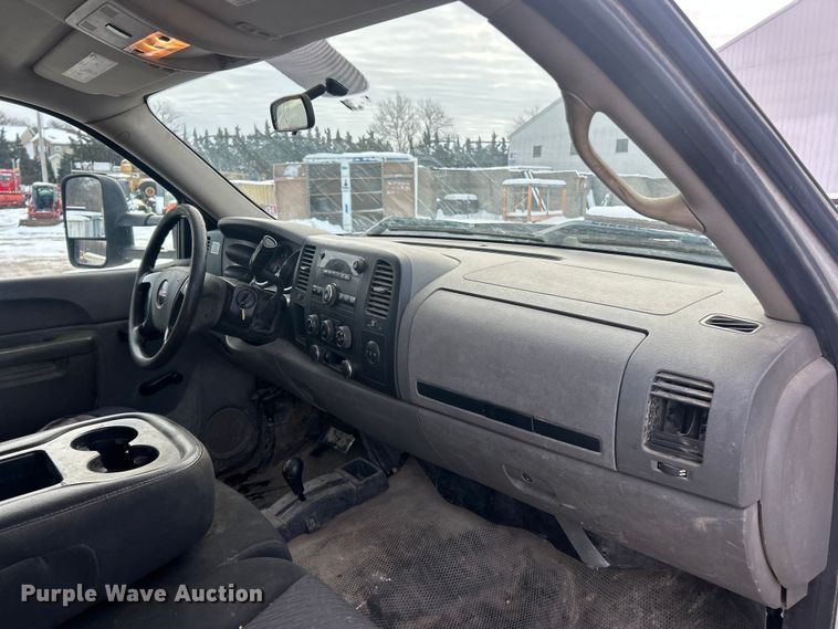 image for item ET6924 2012 GMC Sierra 3500 flatbed pickup truck