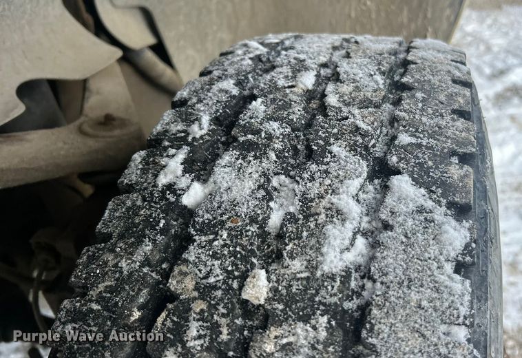 image for item ET6924 2012 GMC Sierra 3500 flatbed pickup truck