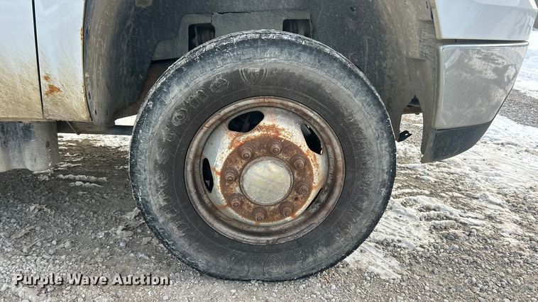 image for item ET6924 2012 GMC Sierra 3500 flatbed pickup truck