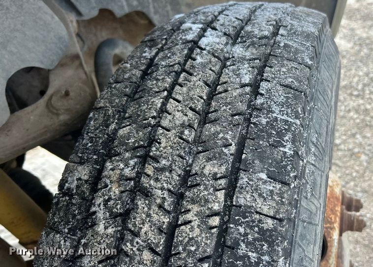 image for item ET6924 2012 GMC Sierra 3500 flatbed pickup truck