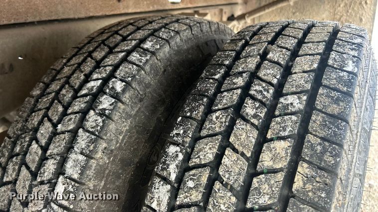 image for item ET6924 2012 GMC Sierra 3500 flatbed pickup truck