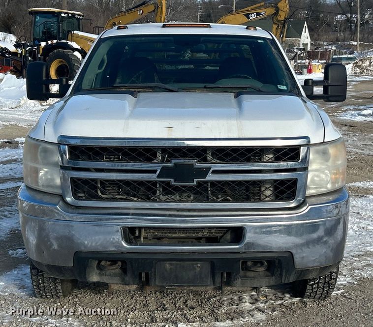 image for item ET6925 2011 Chevrolet Silverado 3500HD Ext. Cab flatbed pickup truck