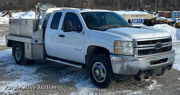 image for item ET6925 2011 Chevrolet Silverado 3500HD Ext. Cab flatbed pickup truck