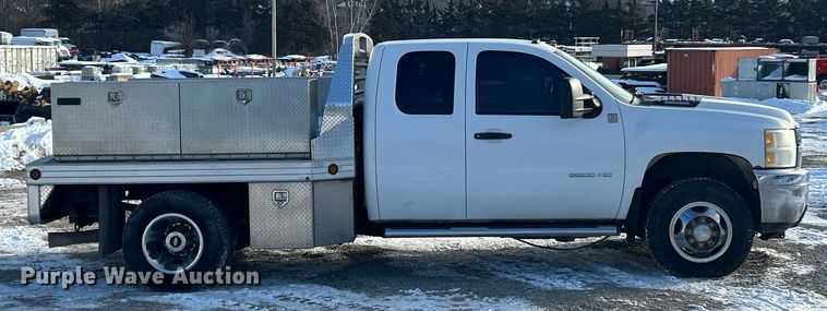 image for item ET6925 2011 Chevrolet Silverado 3500HD Ext. Cab flatbed pickup truck