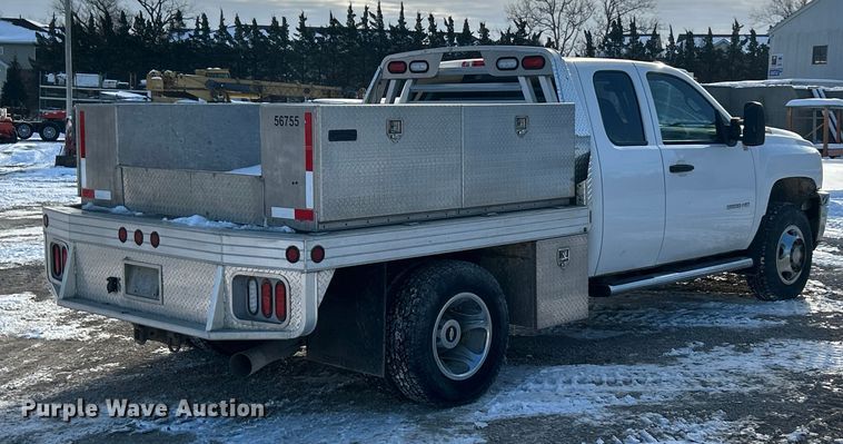image for item ET6925 2011 Chevrolet Silverado 3500HD Ext. Cab flatbed pickup truck
