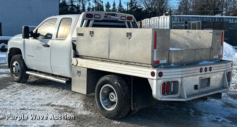 image for item ET6925 2011 Chevrolet Silverado 3500HD Ext. Cab flatbed pickup truck