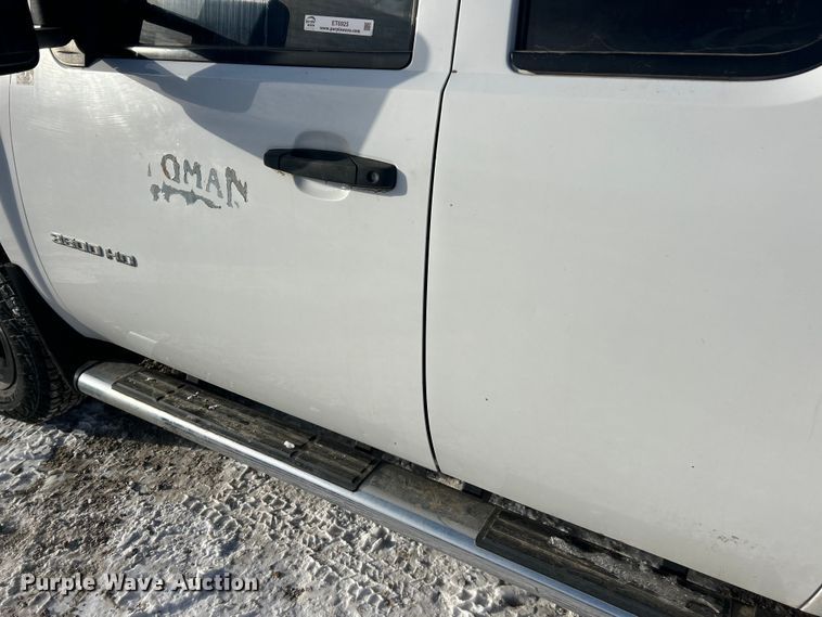 image for item ET6925 2011 Chevrolet Silverado 3500HD Ext. Cab flatbed pickup truck