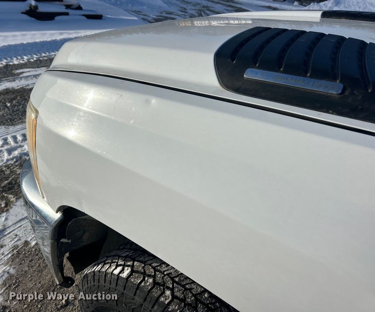 image for item ET6925 2011 Chevrolet Silverado 3500HD Ext. Cab flatbed pickup truck